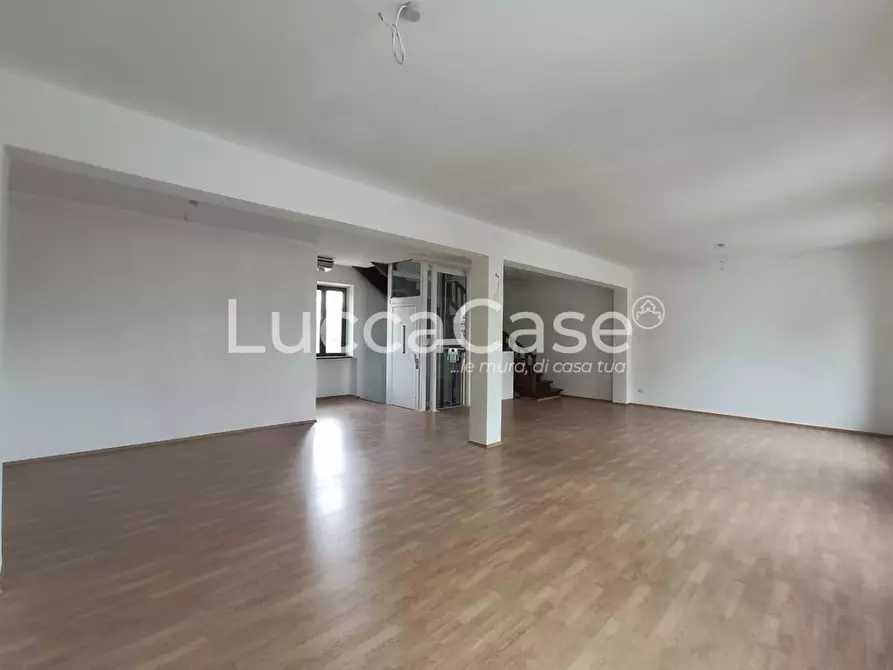 Immagine 12 di Locale commerciale in affitto  a Lucca