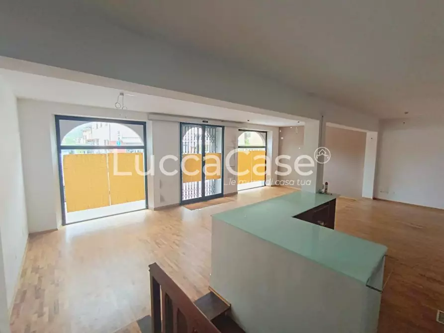 Immagine 9 di Locale commerciale in affitto  a Lucca