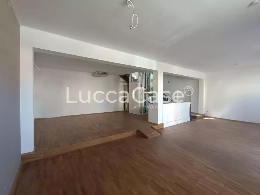 Immagine 3 di Locale commerciale in affitto  a Lucca