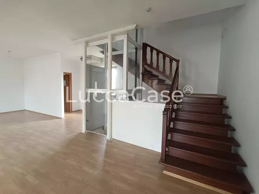 Immagine 2 di Locale commerciale in affitto  a Lucca