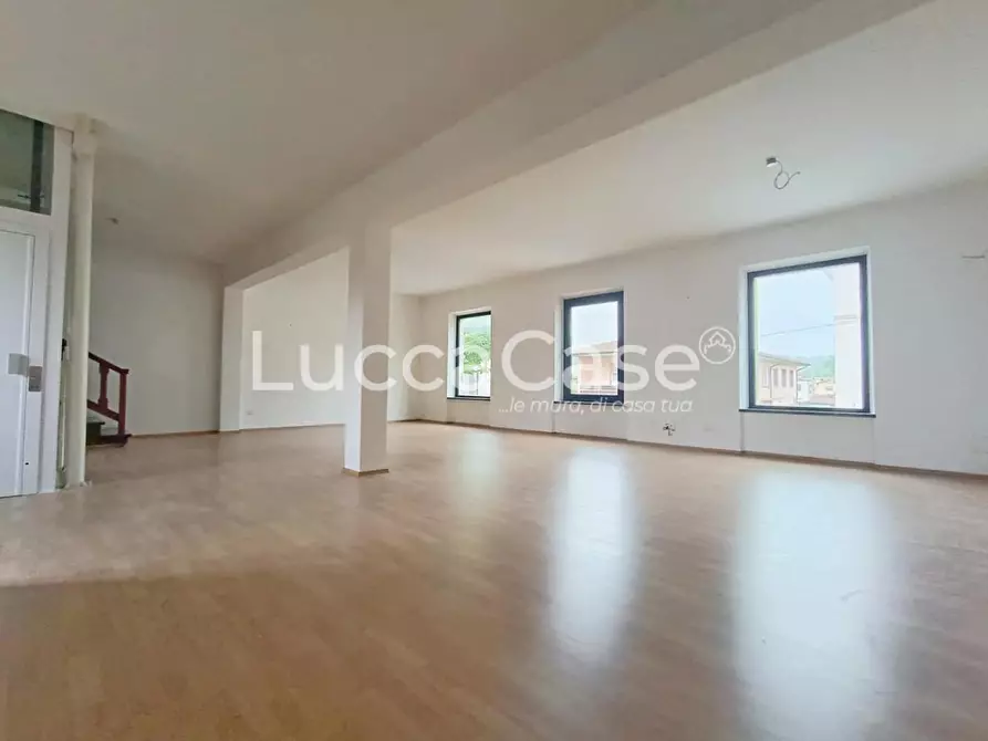 Immagine 14 di Locale commerciale in affitto  a Lucca