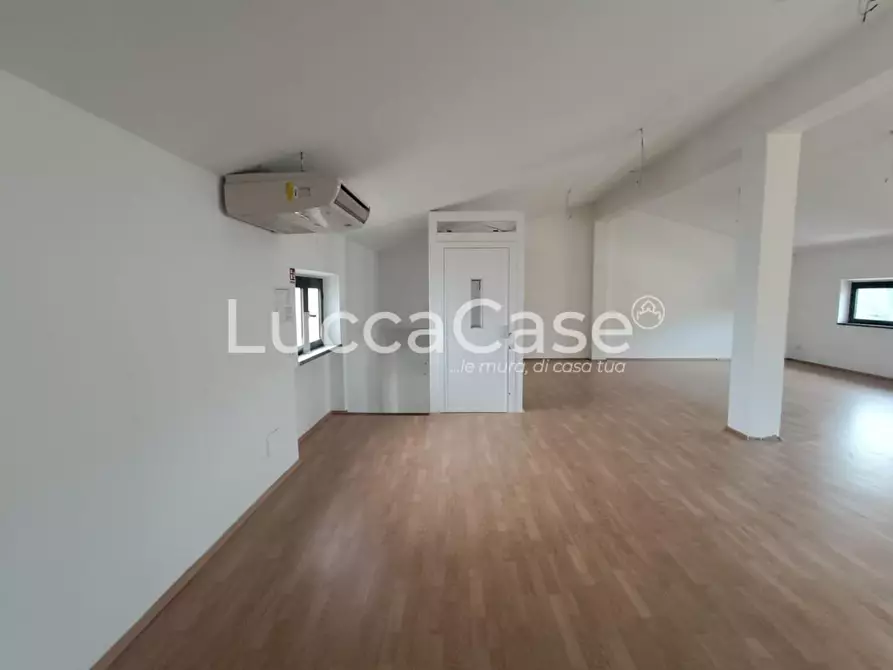 Immagine 15 di Locale commerciale in affitto  a Lucca