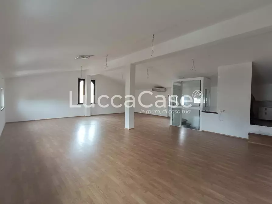 Immagine 17 di Locale commerciale in affitto  a Lucca