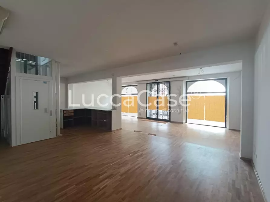 Immagine 6 di Locale commerciale in affitto  a Lucca