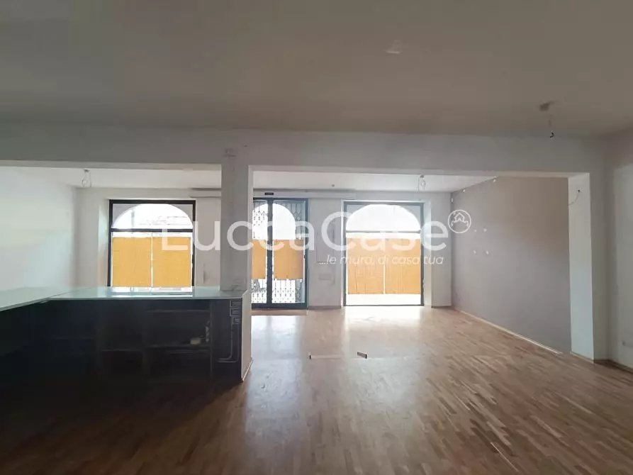 Immagine 10 di Locale commerciale in affitto  a Lucca