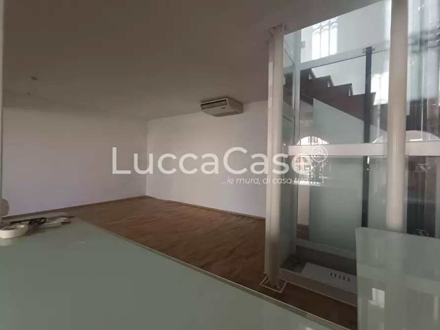 Immagine 7 di Locale commerciale in affitto  a Lucca