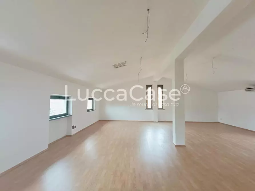 Immagine 18 di Locale commerciale in affitto  a Lucca