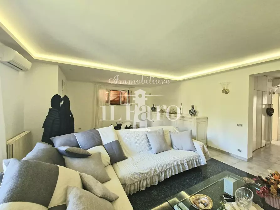 Immagine 2 di Casa indipendente in vendita  a Campi Bisenzio