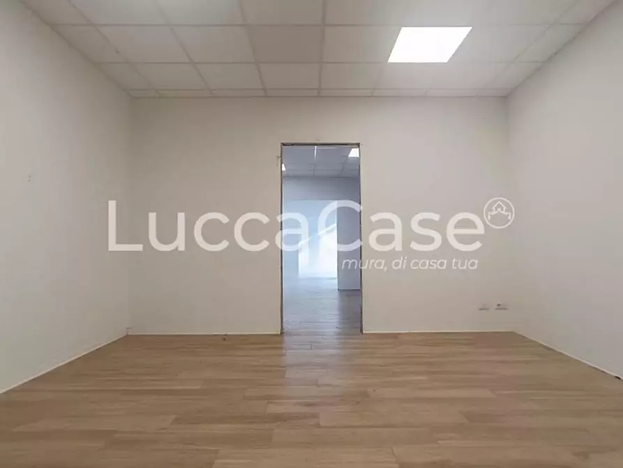 Immagine 10 di Locale commerciale in affitto  a Lucca