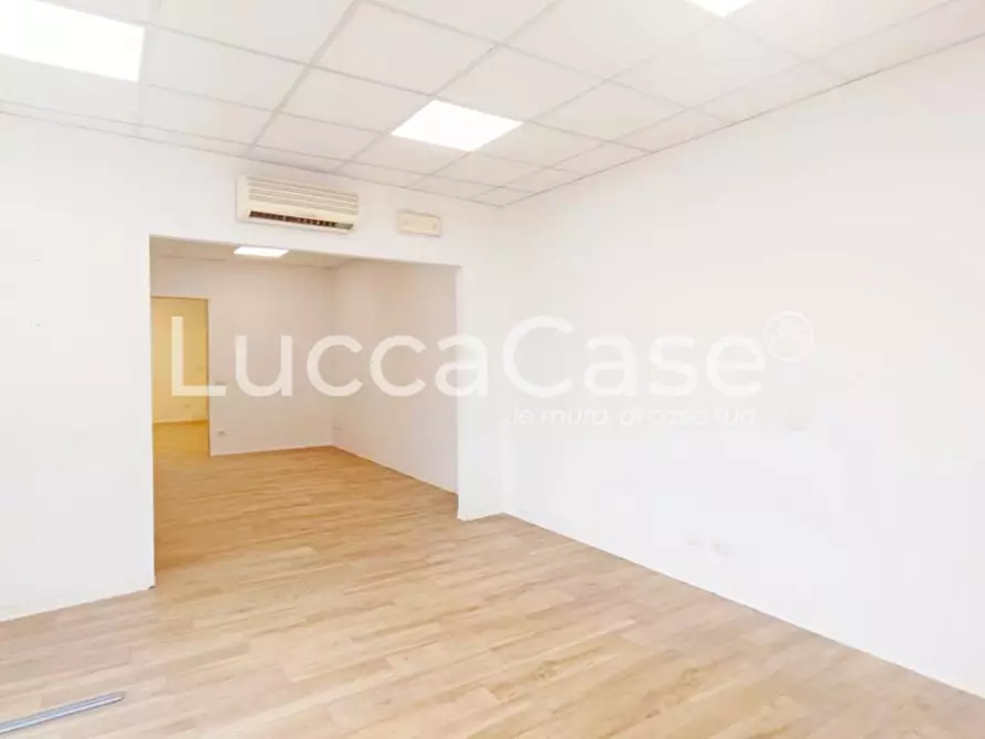 Immagine 5 di Locale commerciale in affitto  a Lucca