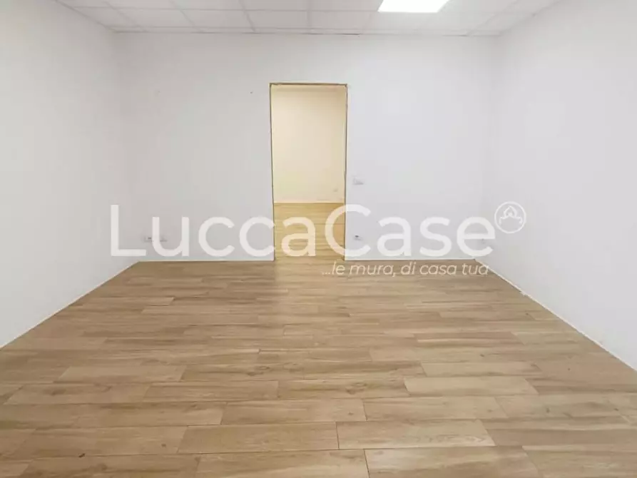 Immagine 7 di Locale commerciale in affitto  a Lucca