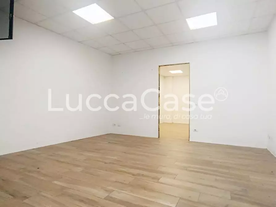 Immagine 6 di Locale commerciale in affitto  a Lucca