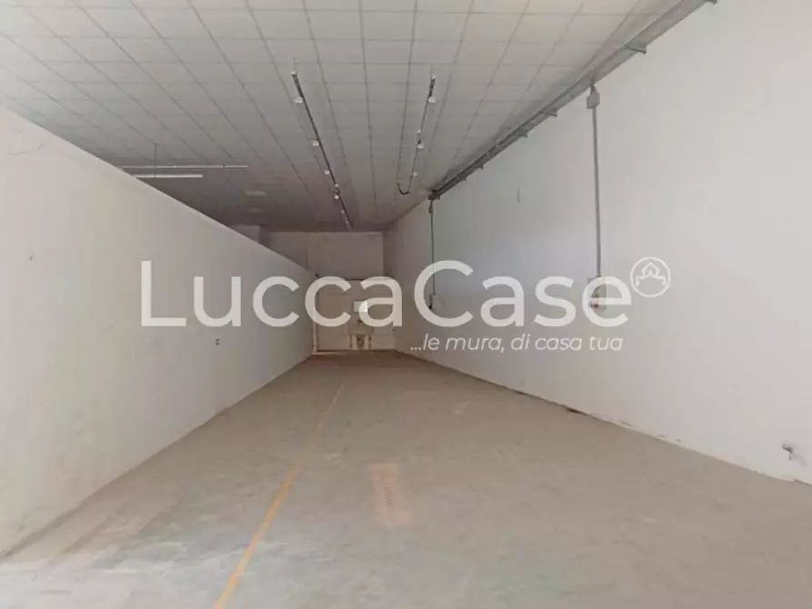 Immagine 9 di Locale commerciale in affitto  a Lucca