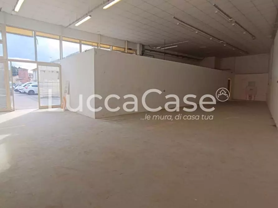 Immagine 4 di Locale commerciale in affitto  a Lucca