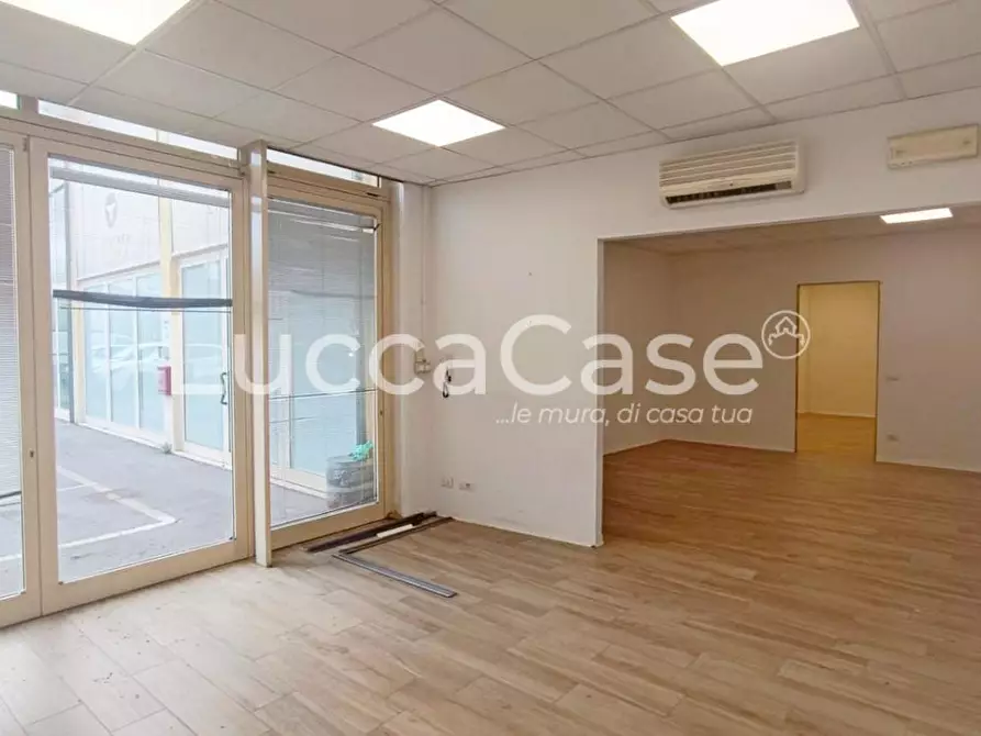 Immagine 1 di Locale commerciale in affitto  a Lucca