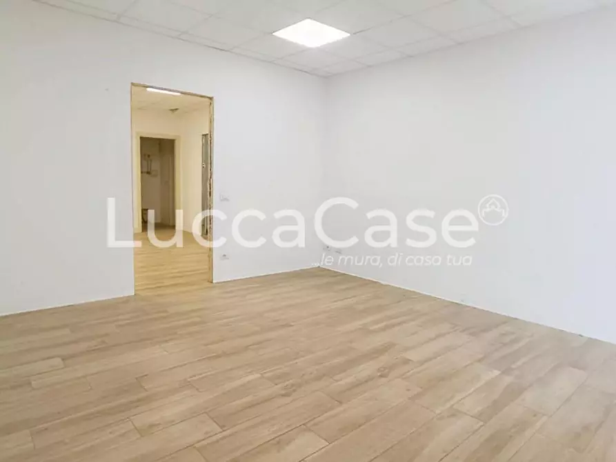 Immagine 8 di Locale commerciale in affitto  a Lucca