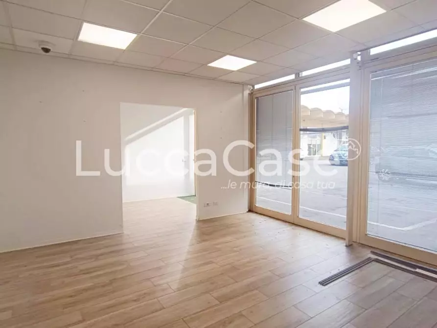 Immagine 2 di Locale commerciale in affitto  a Lucca