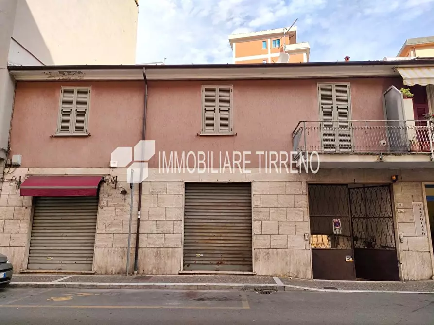 Immagine 1 di Locale commerciale in vendita  a Massa