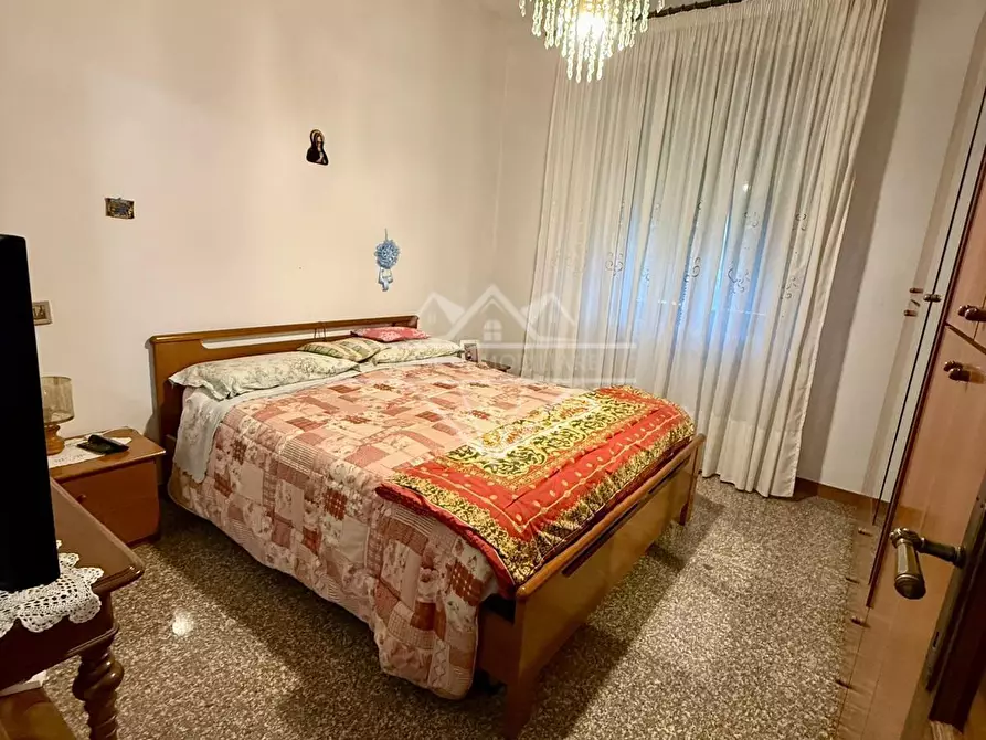 Immagine 11 di Villa in vendita  a Carrara