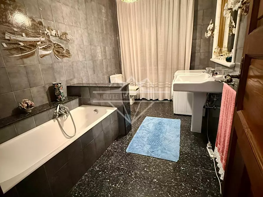 Immagine 12 di Villa in vendita  a Carrara