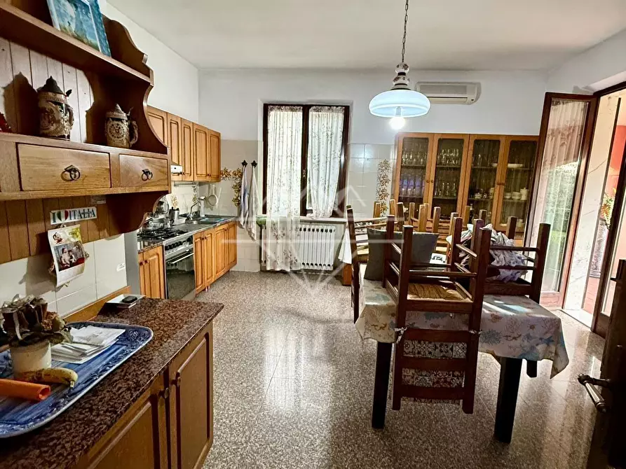 Immagine 7 di Villa in vendita  a Carrara