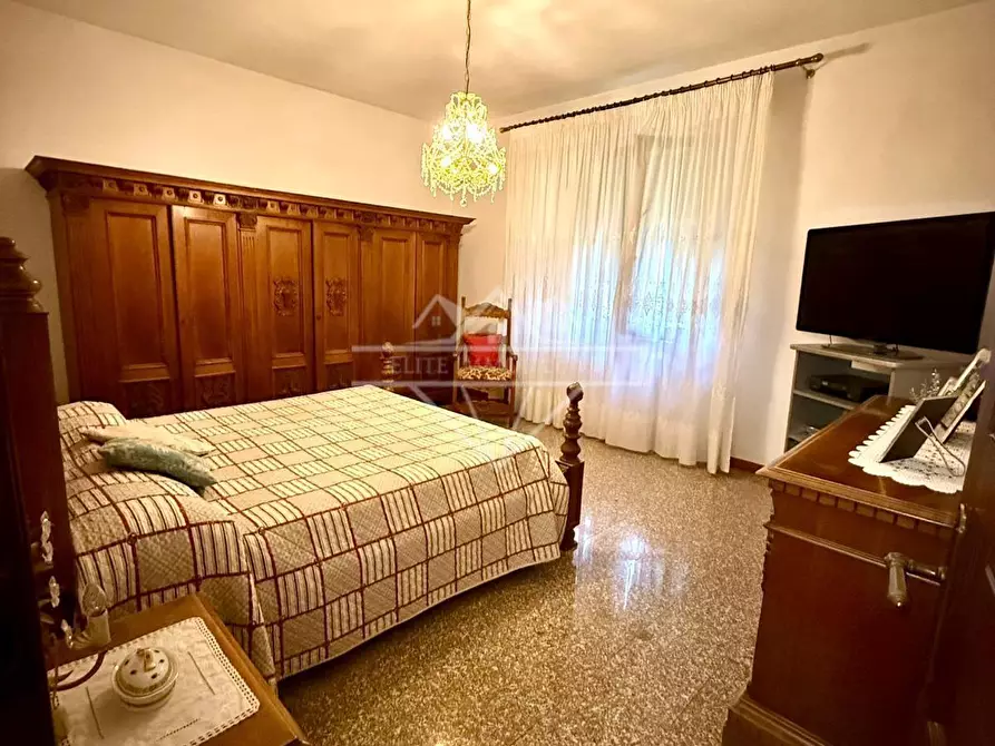 Immagine 10 di Villa in vendita  a Carrara