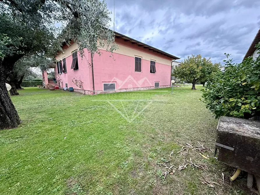 Immagine 28 di Villa in vendita  a Carrara