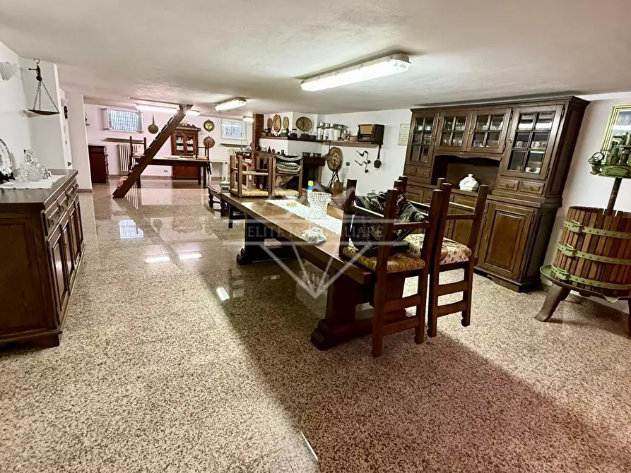 Immagine 18 di Villa in vendita  a Carrara