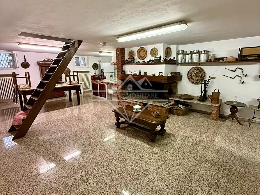 Immagine 19 di Villa in vendita  a Carrara