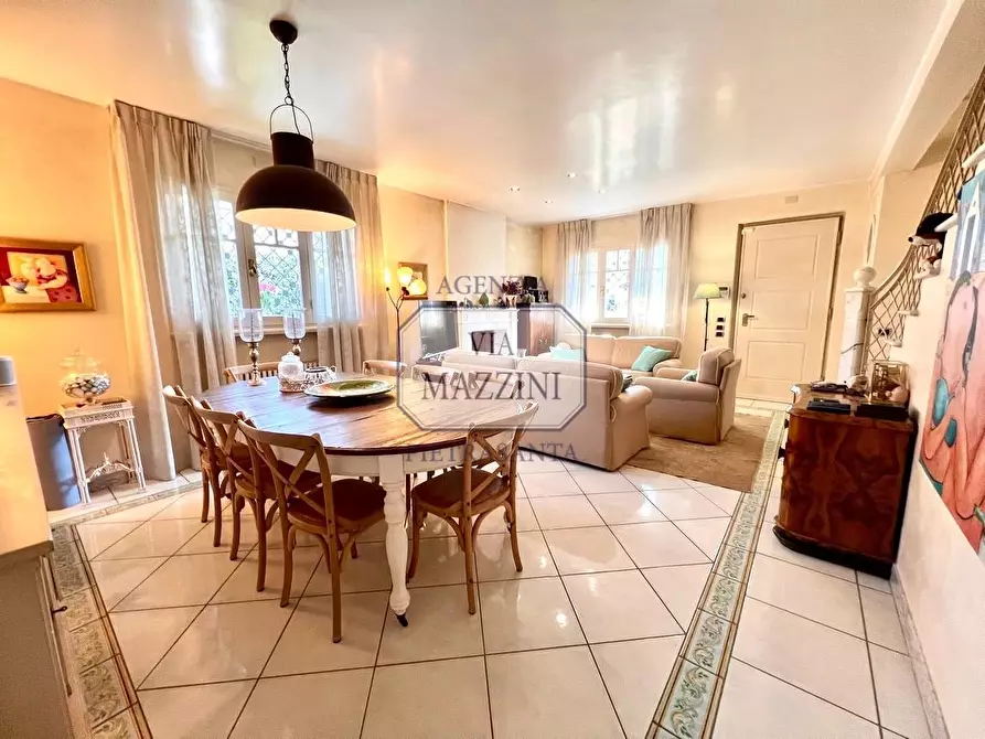 Immagine 3 di Villa in vendita  a Forte Dei Marmi