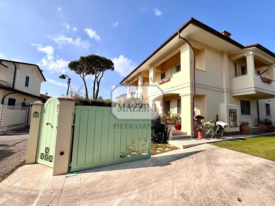 Immagine 29 di Villa in vendita  a Forte Dei Marmi