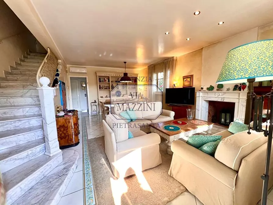 Immagine 2 di Villa in vendita  a Forte Dei Marmi