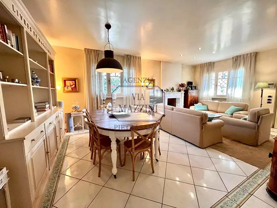 Immagine 4 di Villa in vendita  a Forte Dei Marmi
