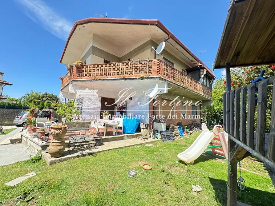 Immagine 1 di Casa indipendente in vendita  a Forte Dei Marmi