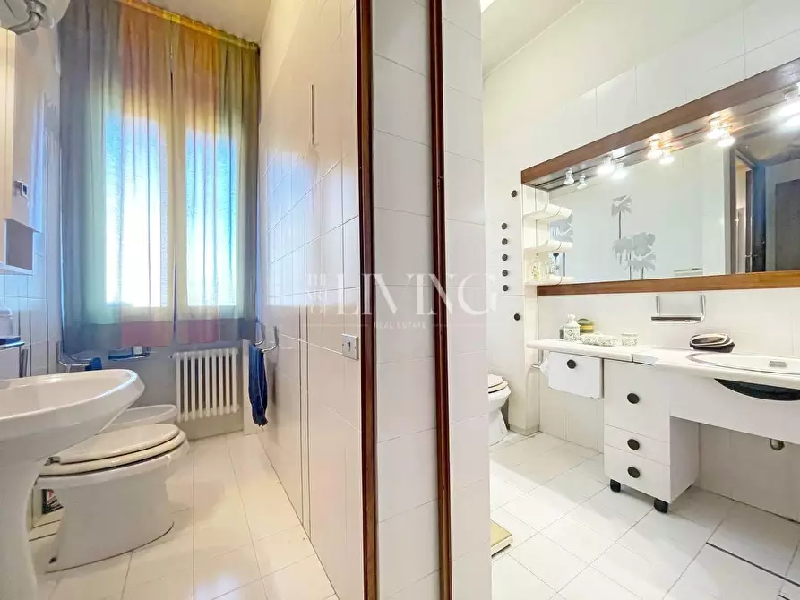 Immagine 17 di Appartamento in vendita  a Lucca