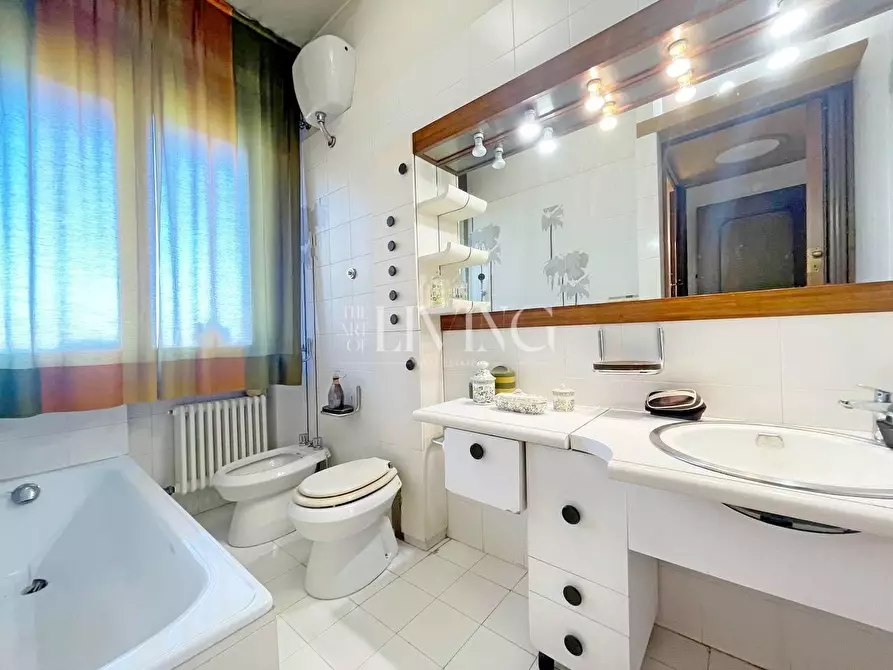 Immagine 20 di Appartamento in vendita  a Lucca