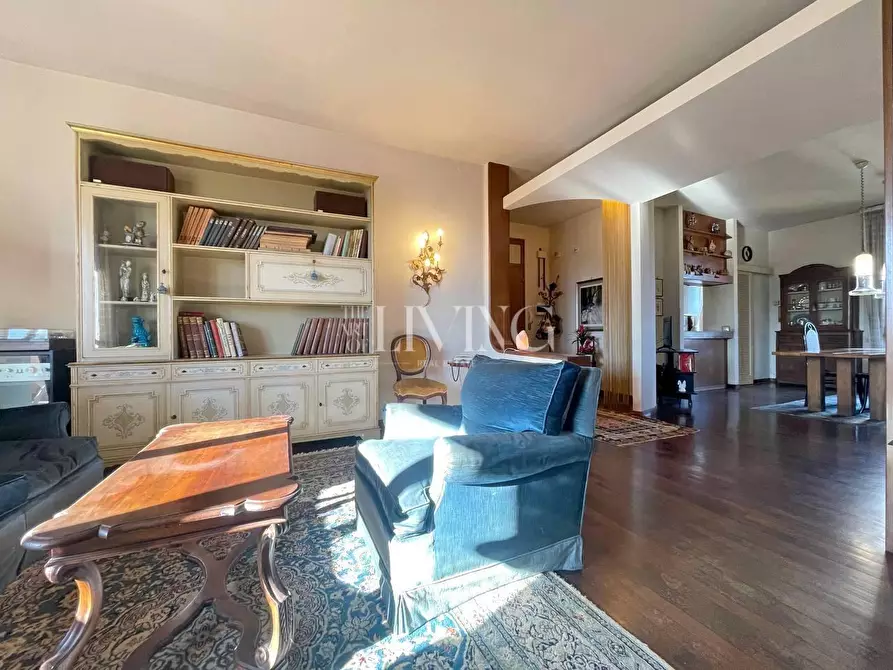 Immagine 12 di Appartamento in vendita  a Lucca