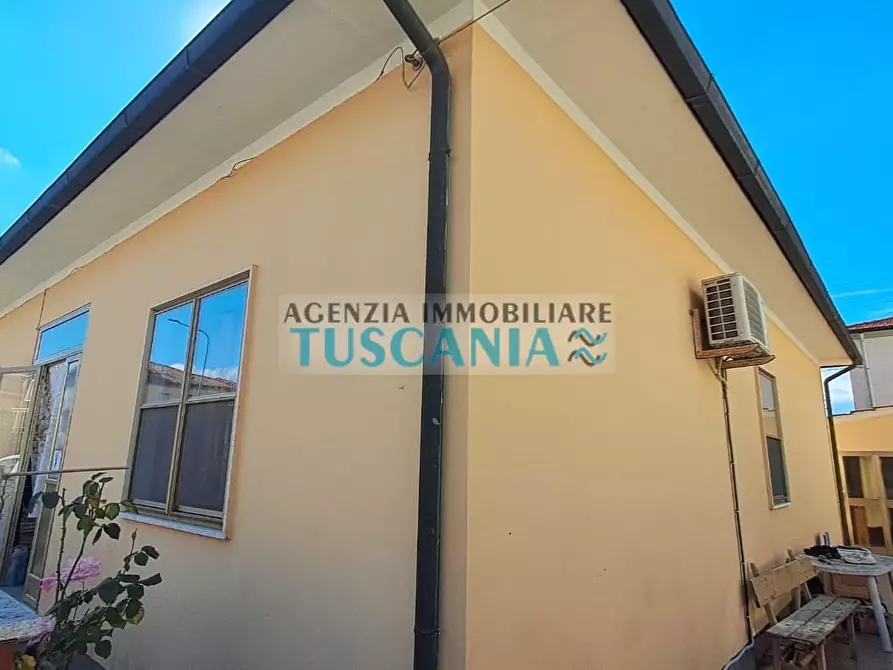 Immagine 1 di Villa in vendita  a Cecina
