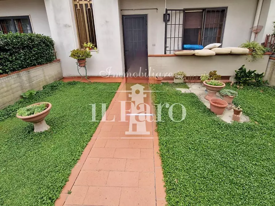 Immagine 2 di Villetta a schiera in vendita  a Campi Bisenzio