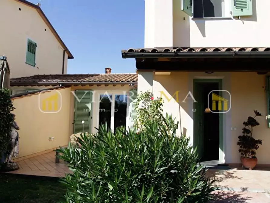 Immagine 38 di Casa trifamiliare in vendita  a Lucca