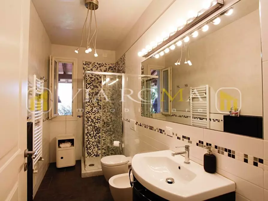 Immagine 16 di Casa trifamiliare in vendita  a Lucca