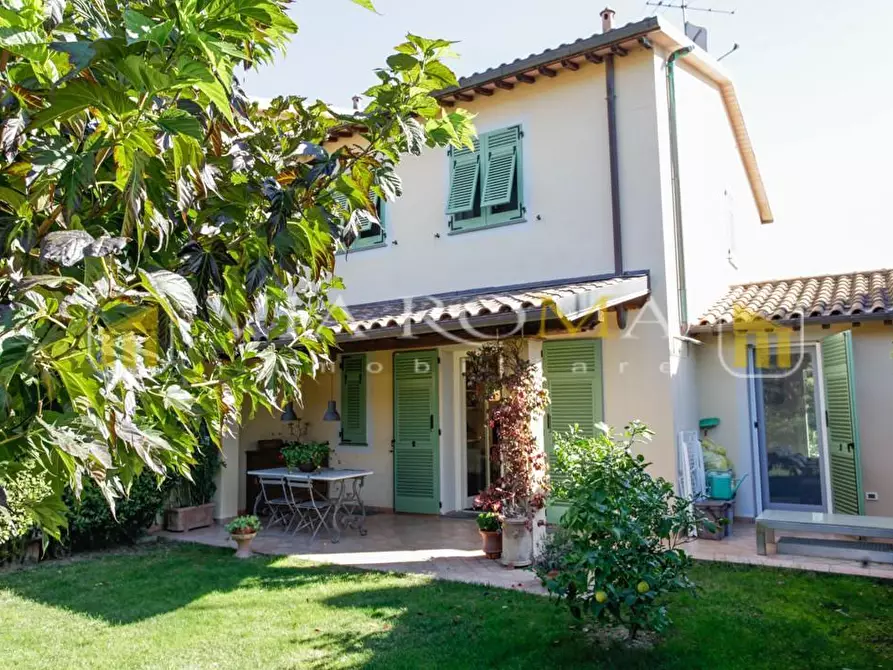 Immagine 3 di Casa trifamiliare in vendita  a Lucca