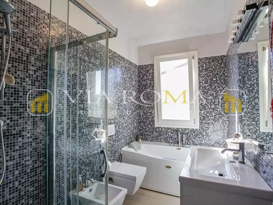 Immagine 27 di Casa trifamiliare in vendita  a Lucca