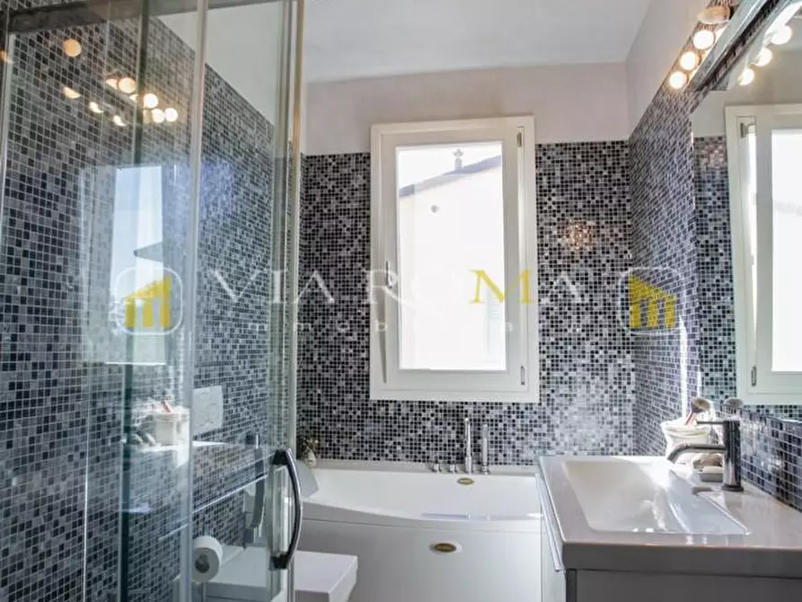 Immagine 28 di Casa trifamiliare in vendita  a Lucca