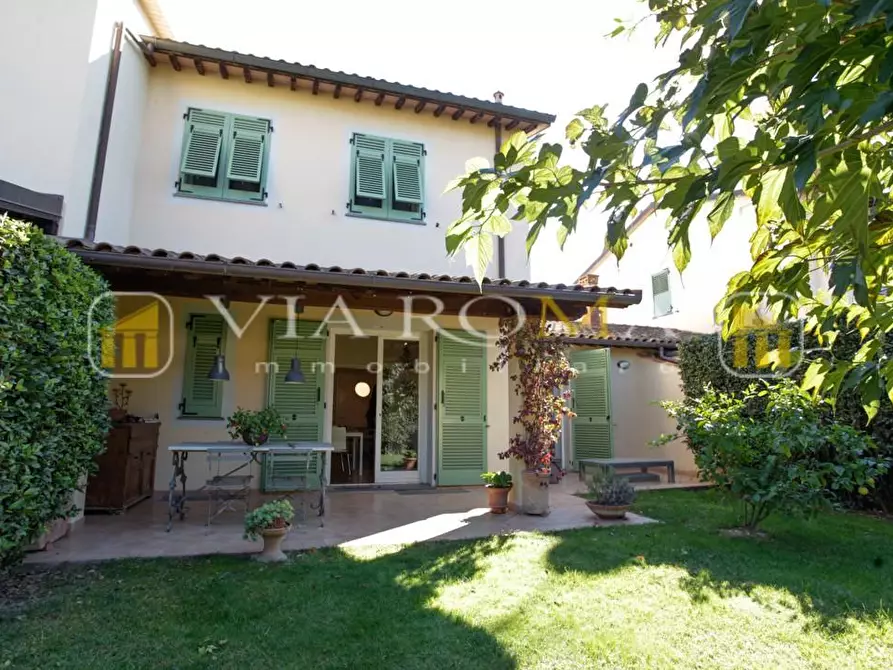 Immagine 2 di Casa trifamiliare in vendita  a Lucca