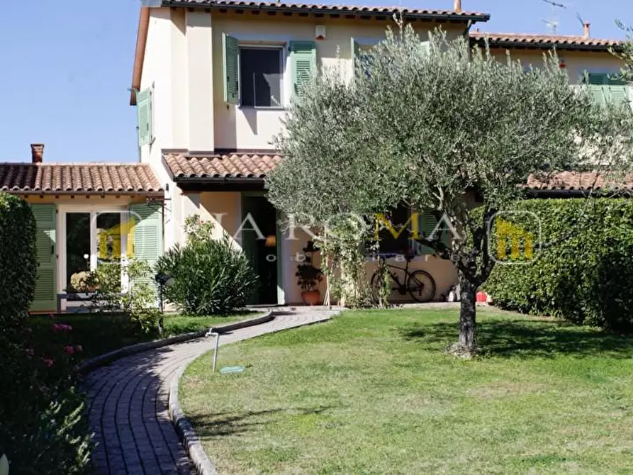 Immagine 40 di Casa trifamiliare in vendita  a Lucca