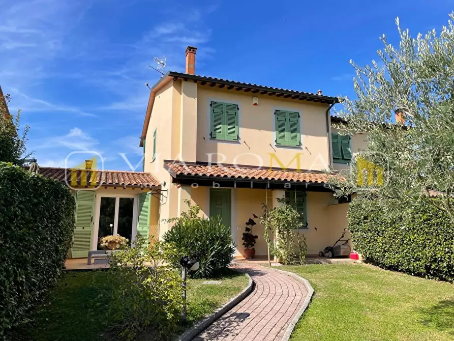 Immagine 1 di Casa trifamiliare in vendita  a Lucca