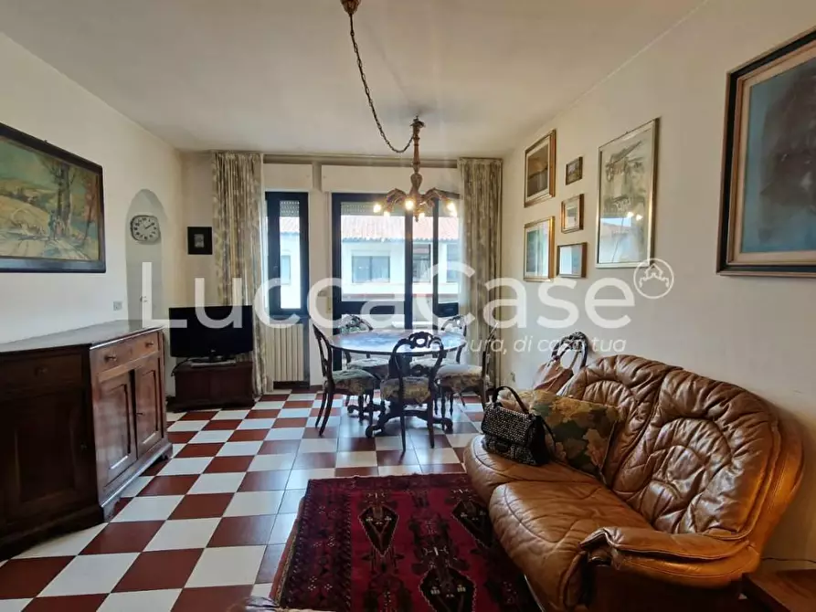 Immagine 2 di Appartamento in vendita  a Lucca