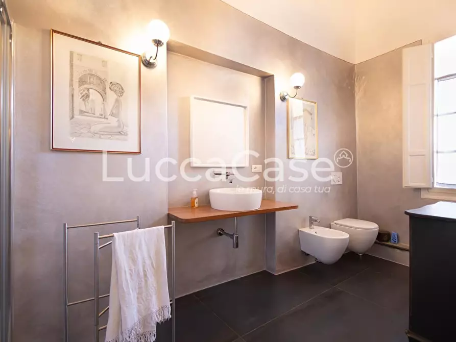 Immagine 24 di Appartamento in vendita  a Lucca