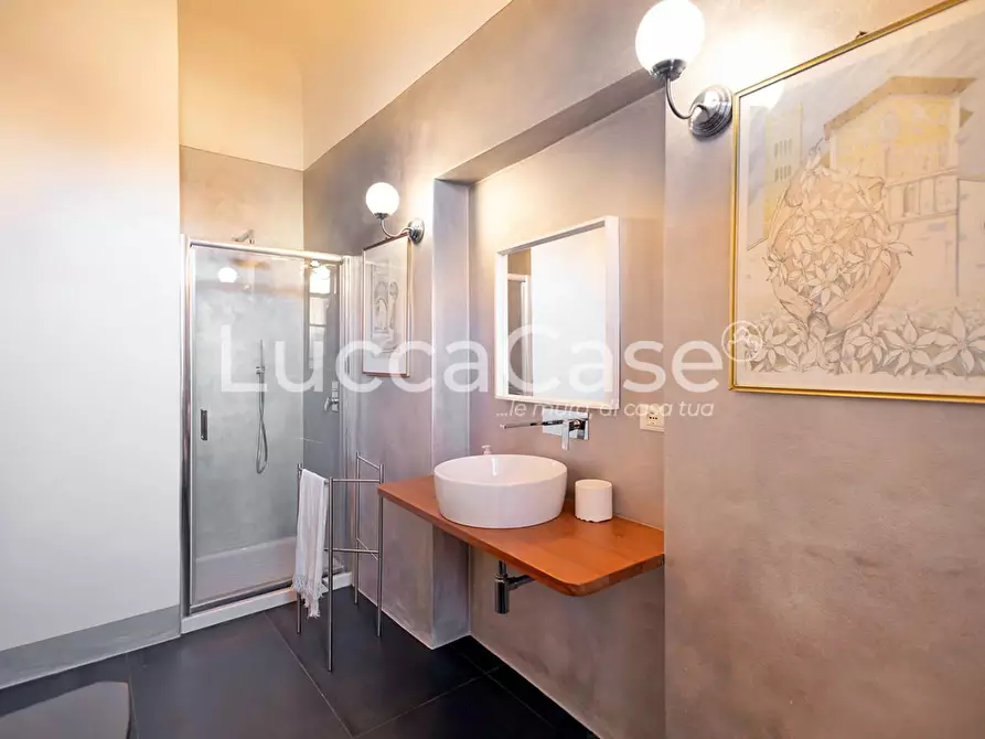 Immagine 25 di Appartamento in vendita  a Lucca